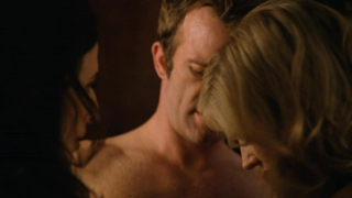 Arden Myrin nuda, Michaela Watkins nuda, scena lesbica in Hung s03e01 (2011)