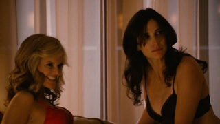 Arden Myrin nackt, Michaela Watkins nackt, Lesbenszene in Hung s03e01 (2011)