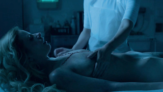 Cody Renee Cameron, Jena Malone Lesbian scene in The Neon Demon (2016)