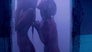 Abbey Lee et Bella Heathcote se douchent nues - The Neon Demon (2016)