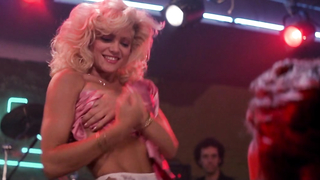 Julie Michaels nue, elle danse le strip-tease dans - Road House (1989)