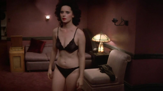 Isabella Rossellini topless, nous montre son corps nu séduisant - Blue Velvet (1986)