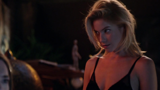 Laura Ramsey sexy, escena de ropa interior en Hindsight s01e07-08 (2015)