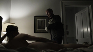 Olivia Luccardi nue, scène topless dans House of Cards s03e01 (2015)