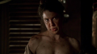 Robin Weigert desnuda, se baña Deadwood s02e11 (2005)