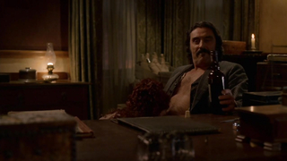 Ashleigh Kizer desnuda, escena en Deadwood s02e11 (2005). Nos enseña las tetas.