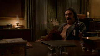 Эшли Кайзер обнаженная, сцена в Deadwood s02e11 (2005). Она показывает нам свои сиськи.