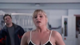 Samantha Womack na academia usando sutiã esportivo sexy, cena de Up 'n' Under (1998)