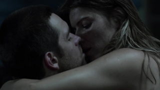 Ivana Milicevic nue, scène de baiser dans Banshee s01e07 (2013)