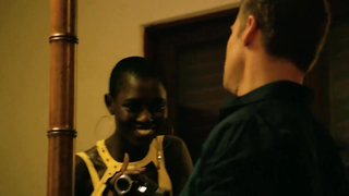 Jodie Smith nua, ela pula no pau de um cara - Mad Dogs s01e01 (2015)