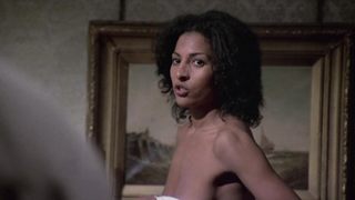 Pam Grier nous montre ses seins Drum (1976)