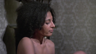 Pam Grier nous montre ses seins Drum (1976)