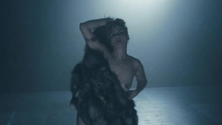 Emmanuelle Seigner nos muestra las tetas - Venus in Fur (2013)