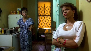 Rosie Perez no clipe é vista usando um vestido azul sexy e justo - Do the Right Thing (1989)