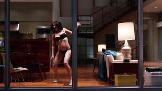 Lisa Edelstein in lingerie nera, scena da - Girlfriends' Guide to Divorce s01e03 (2014)