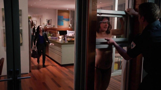 Lisa Edelstein in lingerie nera, scena da - Girlfriends' Guide to Divorce s01e03 (2014)