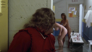 Linda Wismeier und Brinke Stevens waschen sich den Arsch – Private School (1983)