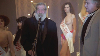 Amalia Mordvinova posando desnuda, escena de - Sny (1993)