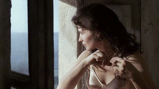 Juliette Binoche nude - The English Patient (1996)