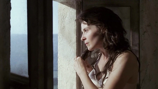 Juliette Binoche nude - The English Patient (1996)