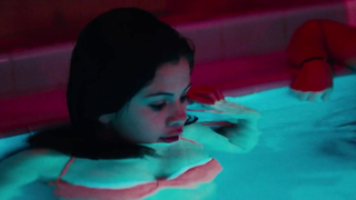 Selena Gomez sexy, escena en bikini - Spring Breakers (2013)