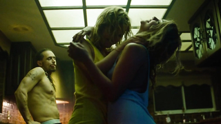 Vanessa Hudgens çıplak, Ashley Benson çıplak, erotik sahne - Spring Breakers (2013)