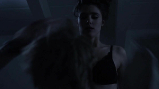 Cassidy Freeman, Lucy Griffiths desnuda, escena de sexo de No mires atrás (2014)