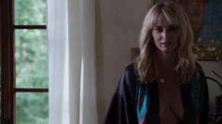 Katherine LaNasa nue, scène de sexe de Satisfaction s01e06 (2014)