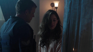 Roxanne McKee, escena en Dominion s01e02 (2014)