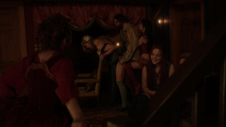 Azure Parsons, Janet Montgomery, Tamzin Merchant nuda, scena di sesso da Salem s01e05 (2014)