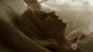 Laura Vandervoort desnuda, escena de sexo de Bitten s01e02 (2014)