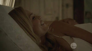 Laura Vandervoort desnuda, escena de sexo de Bitten s01e02 (2014)