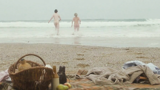 Escena erótica de Emily Browning y Mia Austen de Verano en febrero (2013)