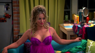 Cena erótica de Kaley Cuoco de The Big Bang Theory s07e04 (2013)