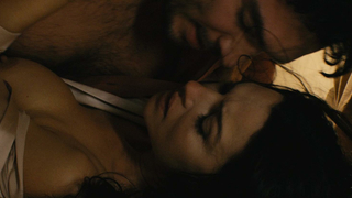 Monica Bellucci nua, cena de sexo de Don't Look Back (2009)