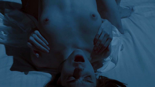 Janet Montgomery nuda, scena di sesso da Le colline si colorano di rosso (2009)