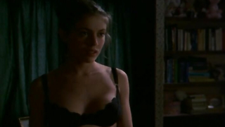 Alyssa Milano nua, cena de sexo de The Outer Limits s01e16 (1995)