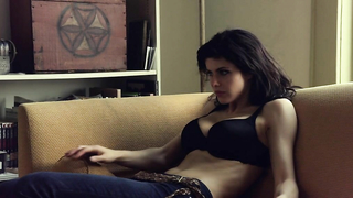 Alexandra Daddario çıplak, Texas Chainsaw (2013) filminden seks sahnesi