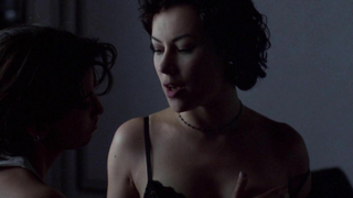 Jennifer Tilly and Gina Gershon nude, sex scene from Bound (1996)