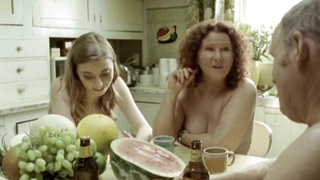 Cindy Waddingham e Maya Aleksandra e Maureen Sherlock cena erótica de Wilfred (2010)