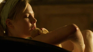 Adelaide Clemens nue, scène de sexe de Parade's End s01e03 05 (2012)