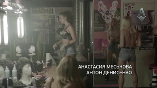 Scena erotica di Marta Nosova da Sladkaya zhizn s01e01 (2014)