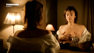 Agathe de La Boulaye nuda, scena di sesso dagli arrangiamenti di Petopless avec ma mere (2011)