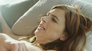 Aya Cash desnuda, escena de sexo de Eres lo peor s03e01 (2016)