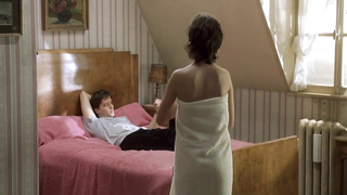 Berenice Bejo erotic scene from Meilleur espoir Feminin (1999)