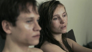 Martina Gedeck ve Nadja Uhl çıplak, The Baader Meinhof Complex'ten (2008) seks sahnesi