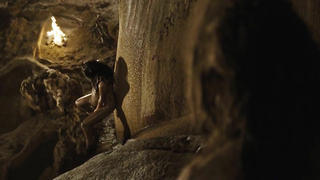 Aruna Shields nago, scena seksu z Ao Le Dernier Neandertal (2010)