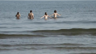 Esther Zimmering y Janina Rudenska y Elisabeth Marie Leistikow desnudas, escena de sexo de Ins Blaue (2012)