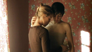 Anneke Kim Sarnau y Jasmin Tabatabai desnudas, escena de sexo de Fremde Haut (2005)