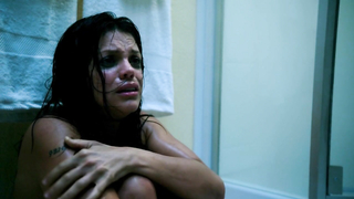 Vanessa Ferlito erotische Szene aus Graceland s03e07 (2015)